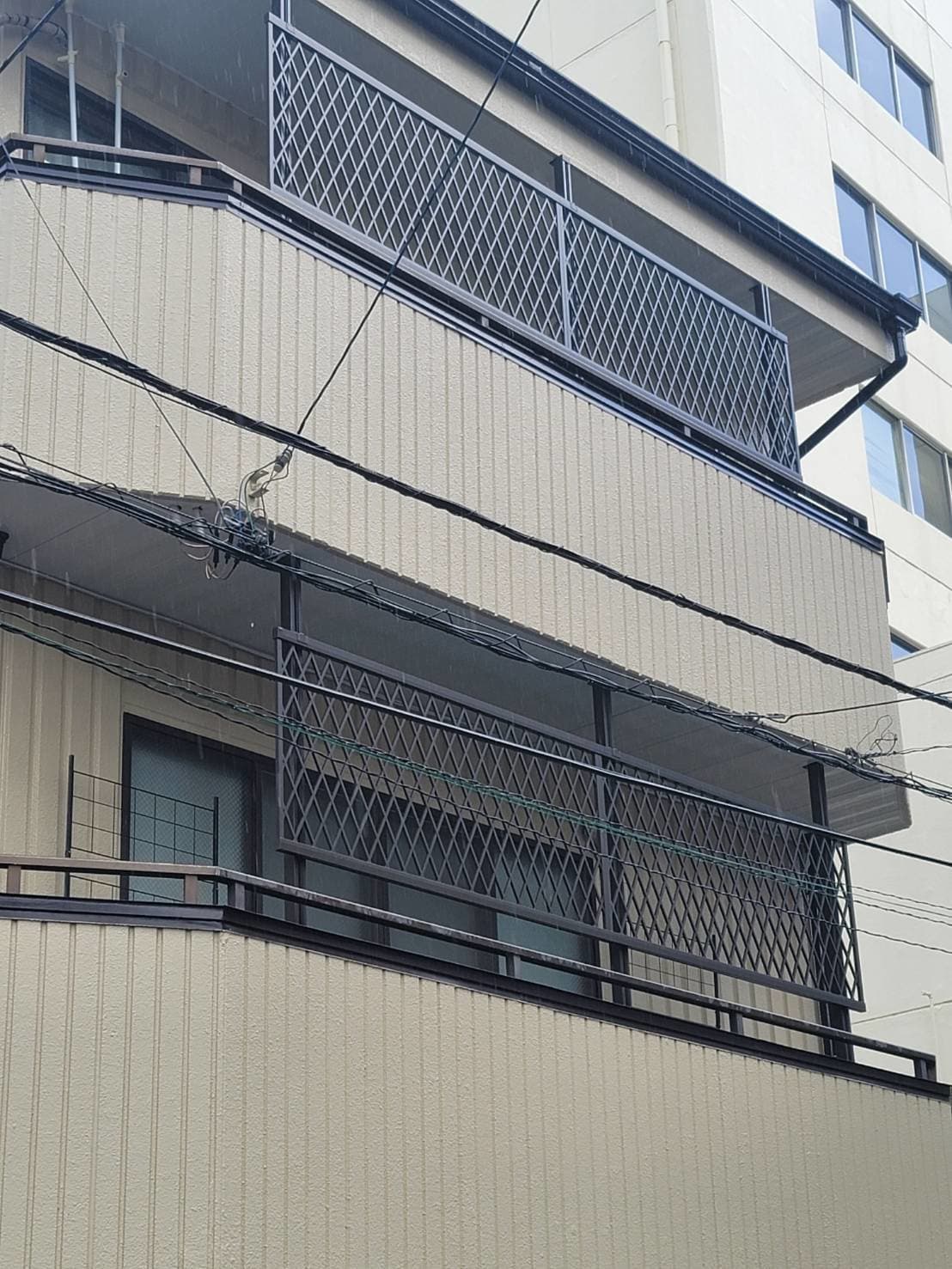 ベランダ転倒防止冊設置 | 名古屋市北区のエクステリア工事ならイズ美