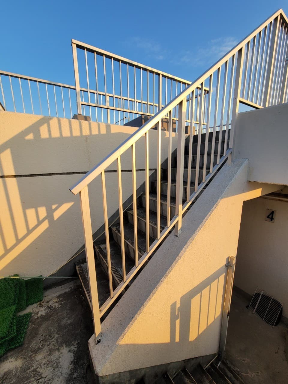 屋上階段手摺の設置 | 名古屋市北区のエクステリア工事ならイズ美