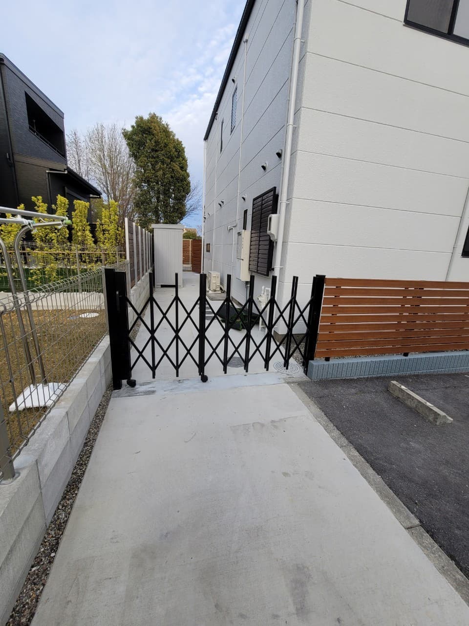 アコーディオンゲート設置 | 名古屋市北区のエクステリア工事ならイズ美
